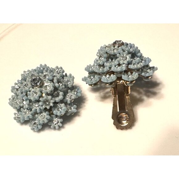 MCM CLUSTER FLORAL BLUE RHINESTONE & LUCITE PLASTIC BEAD DOMED CLIP ON EARRINGS - Picture 3 of 8
